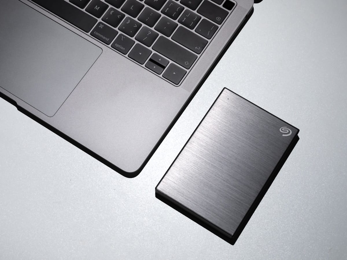 Componentes de laptop y SSD NVMe para mejora de rendimiento