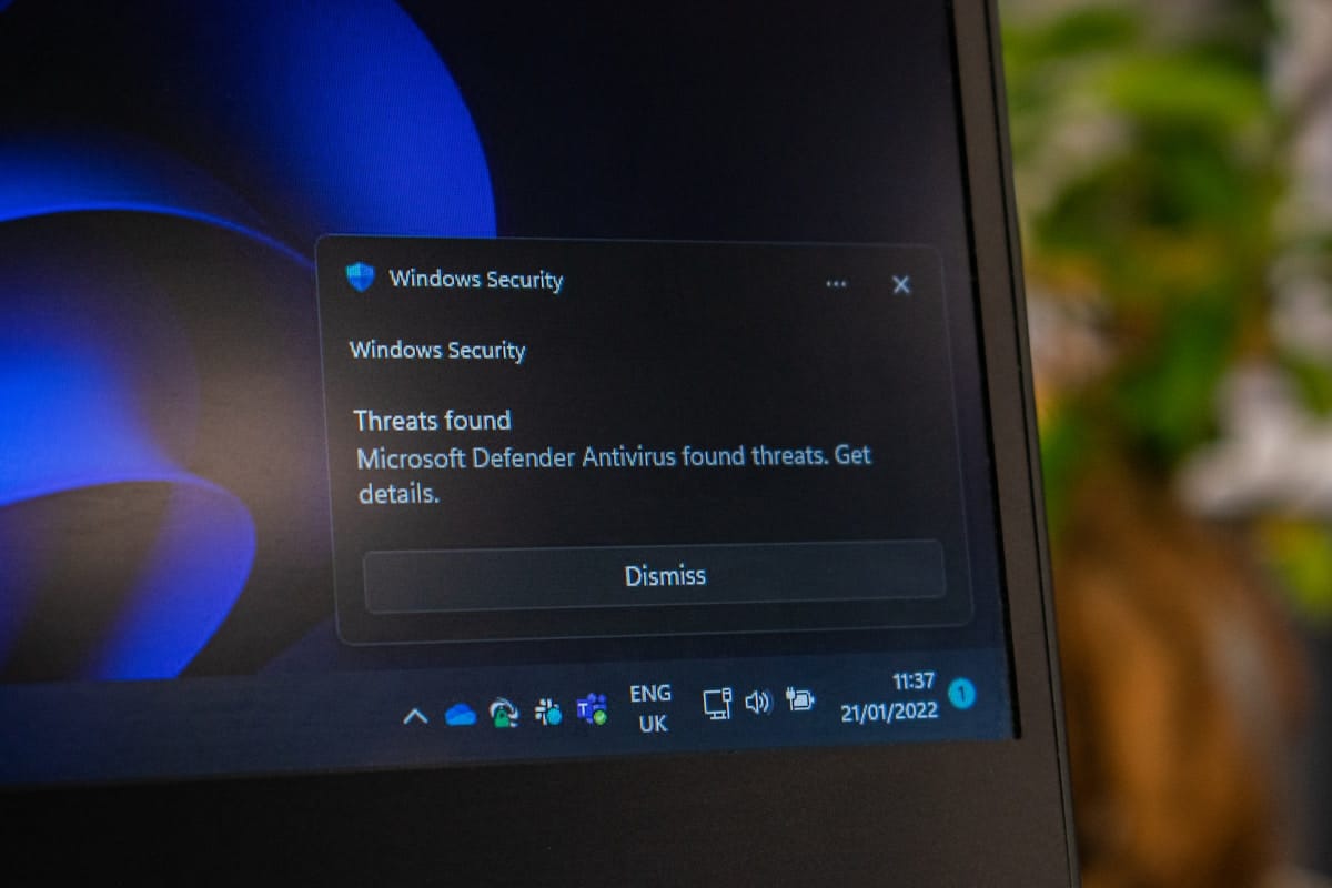 Pantalla de laptop con boton de Seguridad de Windows destacado verificacion Secure Boot