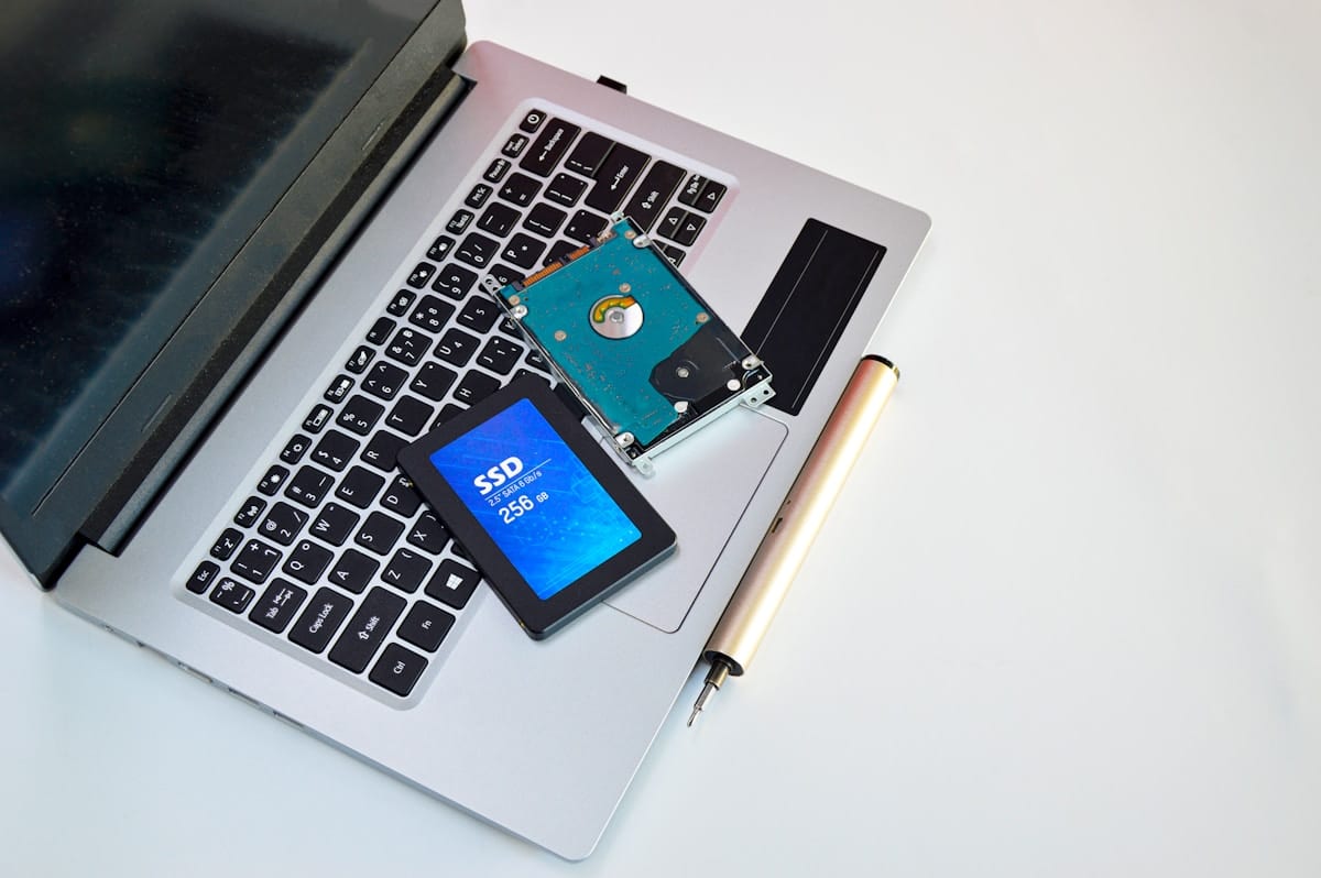 Laptop abierta sobre escritorio lista para upgrade de disco duro a SSD