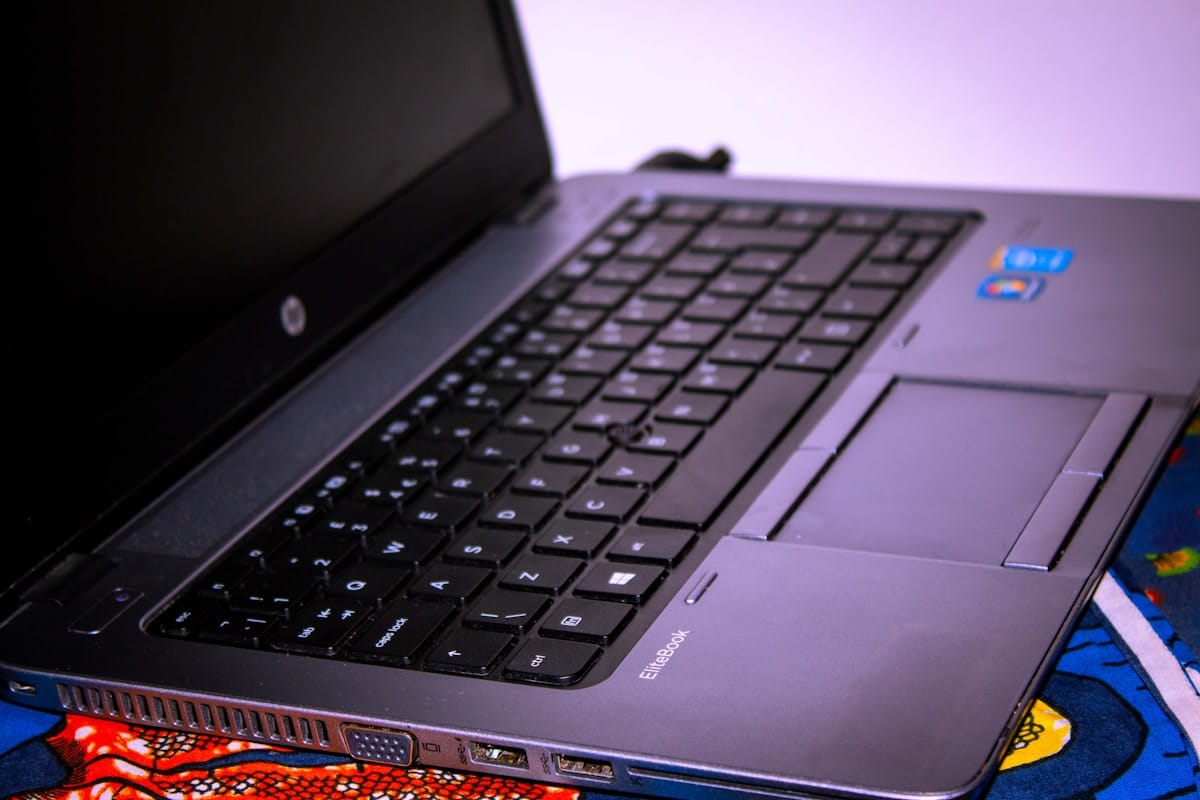 Configuracion de seguridad UEFI y Secure Boot en laptop HP