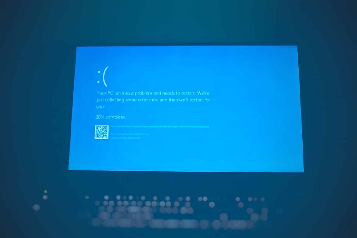 Monitor de computadora en escritorio de servicio tecnico para diagnostico de equipo