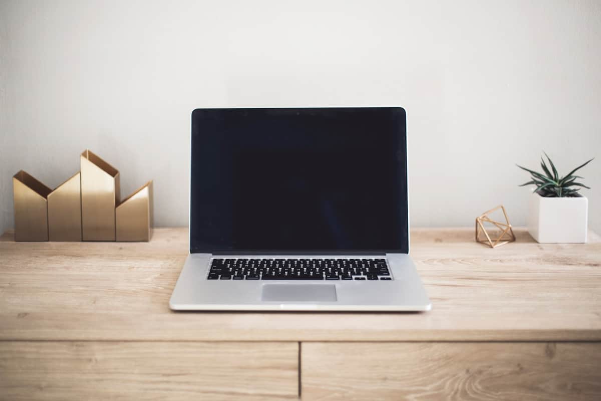 MacBook Pro sobre mesa de trabajo — laptops modernas y chips de nueva generación
