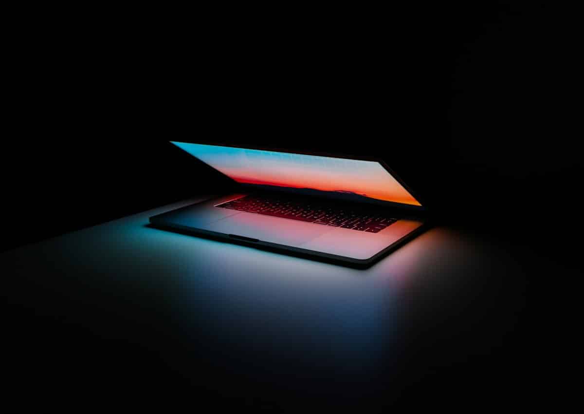 Laptop gris sobre superficie — computadoras portátiles y tecnología en Costa Rica