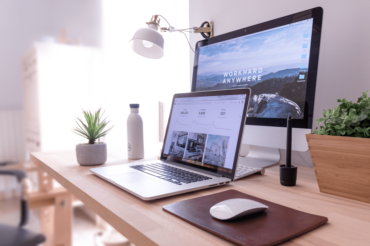 Espacio de trabajo moderno con monitor ultrawide - TecniSistemas CR