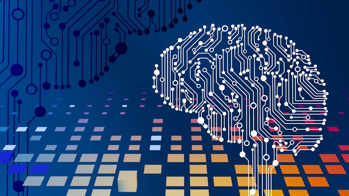 Circuito electronico con cerebro simbolizando inteligencia artificial y tecnologia
