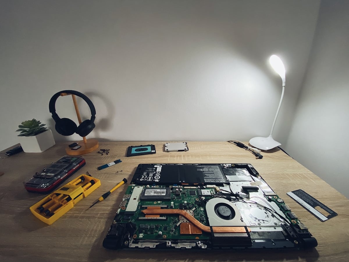 Laptop sobre escritorio lista para diagnostico y reparacion en Costa Rica