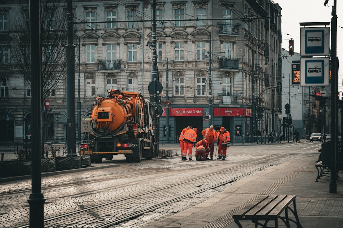 Trabajadores instalando infraestructura de telecomunicaciones 5G