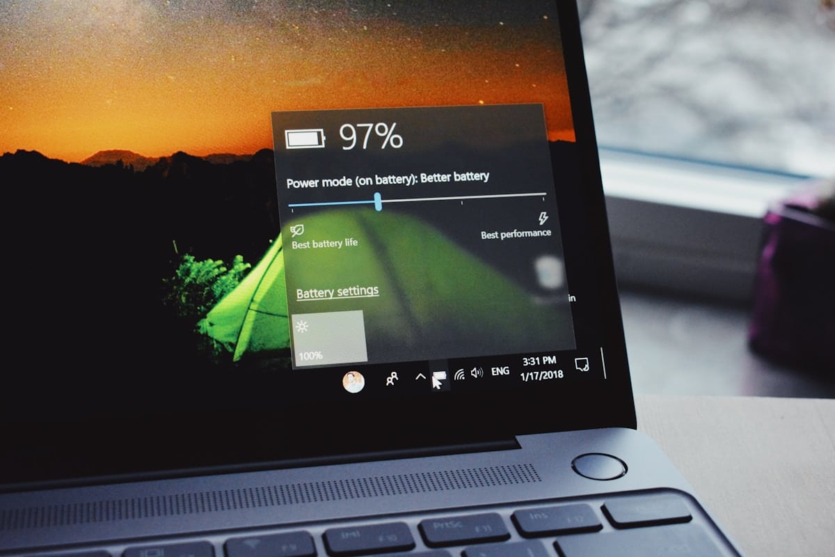 Laptop mostrando porcentaje de batería en pantalla