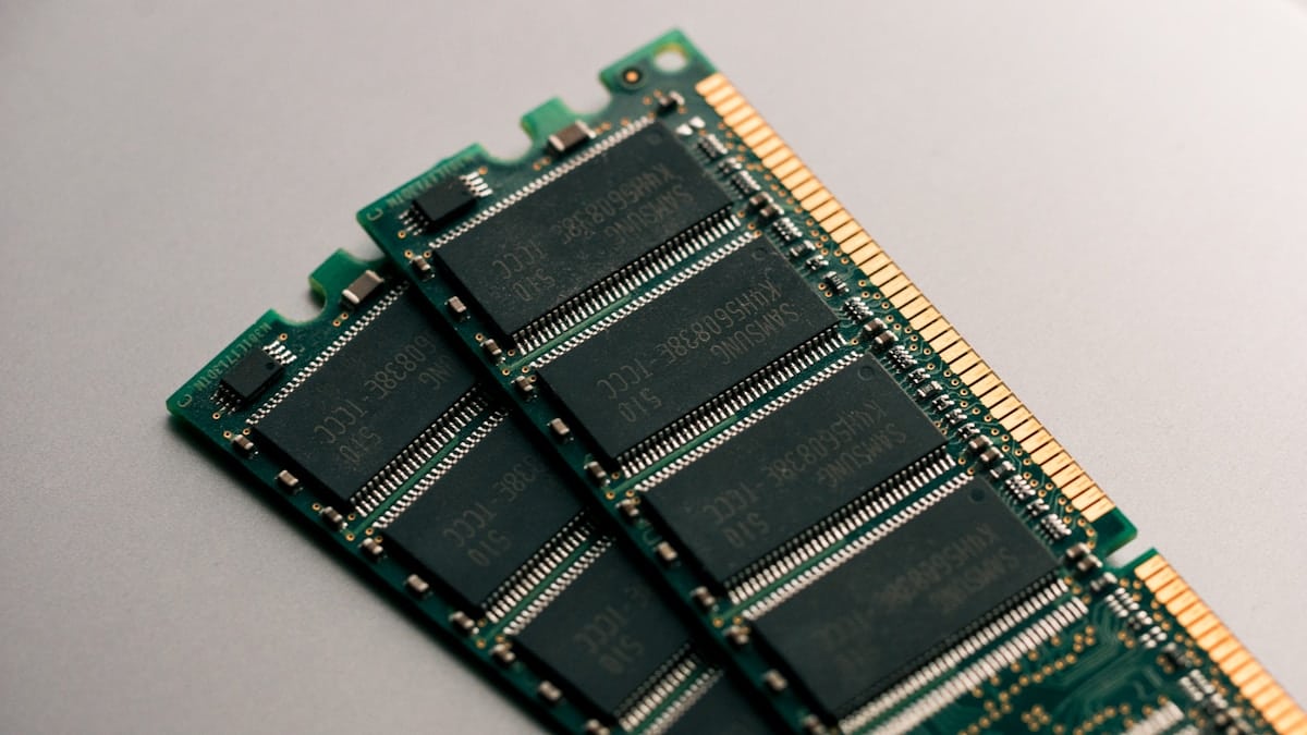 Modulo de memoria RAM de laptop con chips DDR - crisis de precios 2026