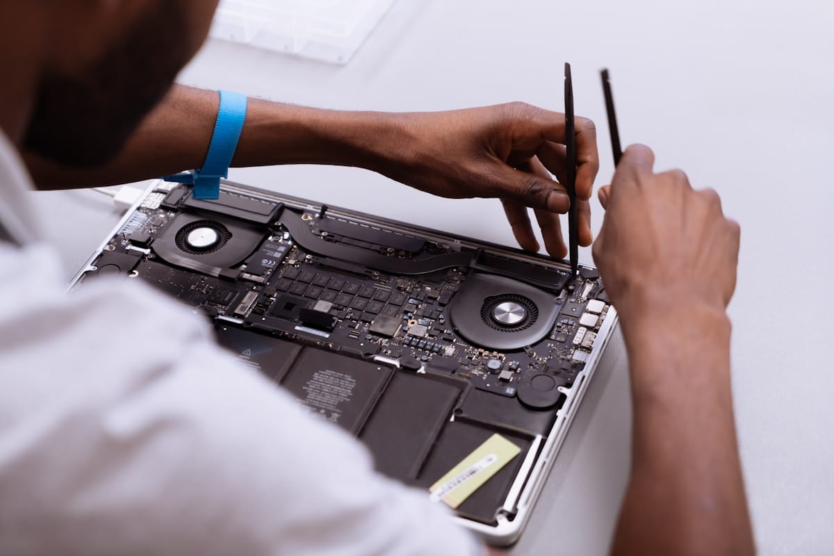 Tecnico reparando laptop danada por actualizacion fallida de Windows