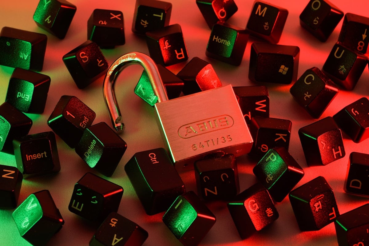 Candado rojo sobre teclado — concepto de seguridad informática y acceso no autorizado