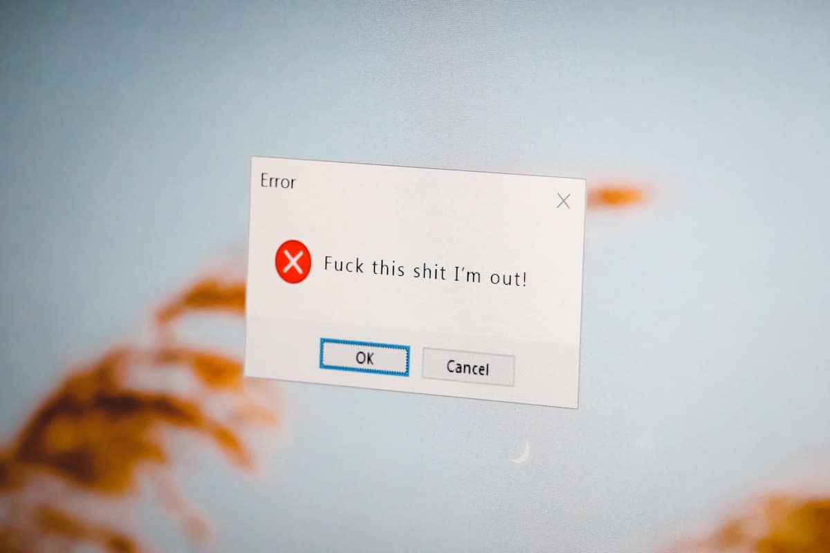 Pantalla de computadora con mensaje de alerta del sistema tras fallo de actualizacion