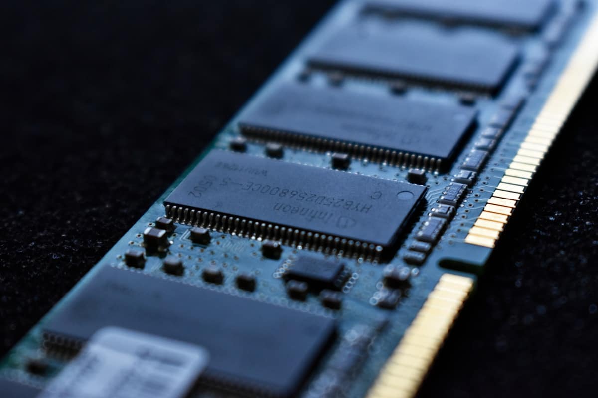 Detalle de circuito electronico y componentes de laptop - escasez memorias