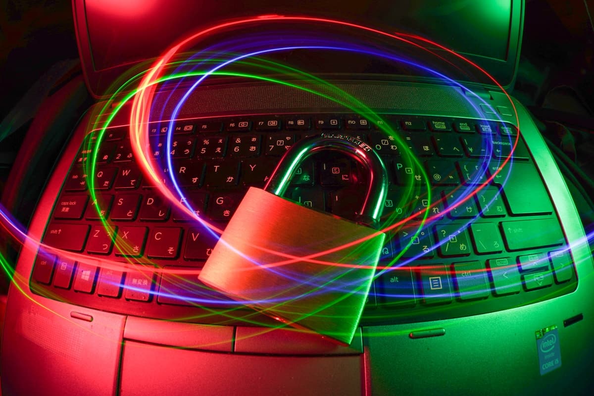 Candado de seguridad sobre laptop con BitLocker proteccion de datos
