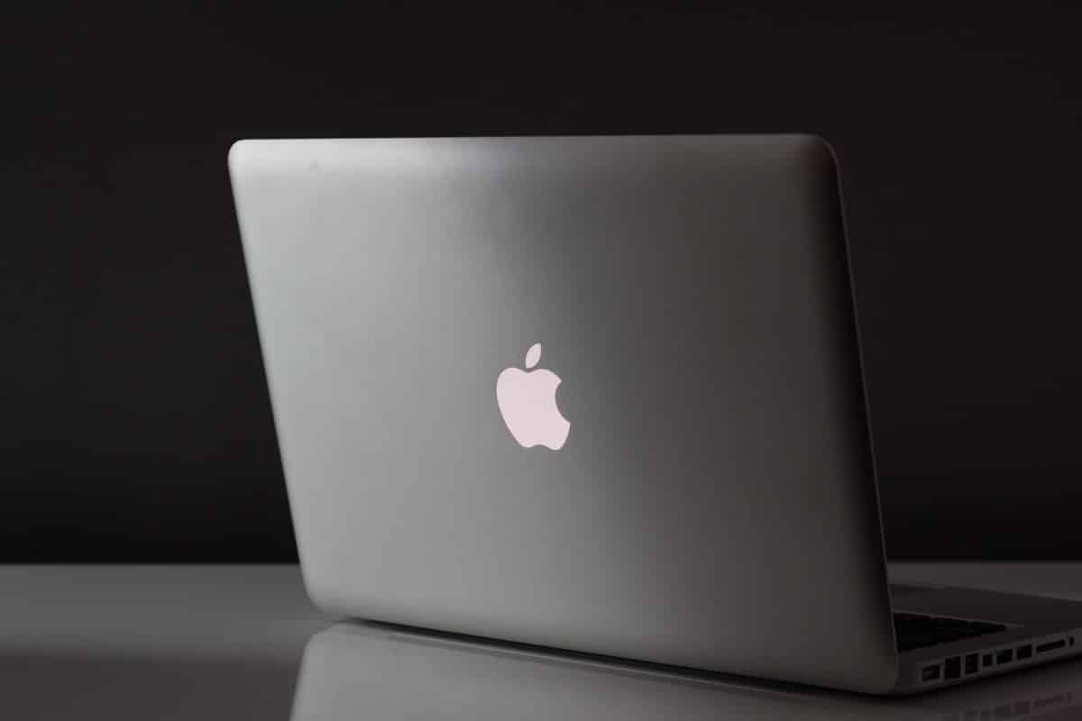 MacBook Pro con pantalla bloqueada por malware ClickLock