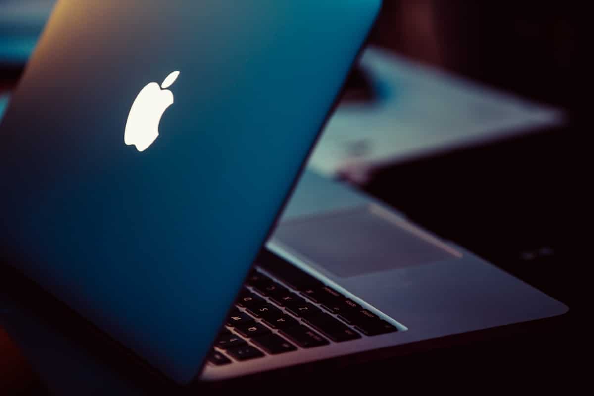Pantalla de Mac con terminal y código malicioso ClickLock malware